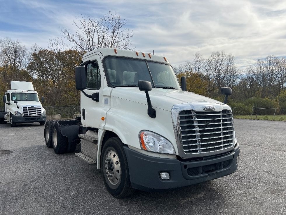 Day Cab Tractor-Heavy Duty Tractors-Freightliner-2018-Cascadia 12564ST-Wabash-IN-391,473\n\t\tmiles-$ 33,750 - Image 1