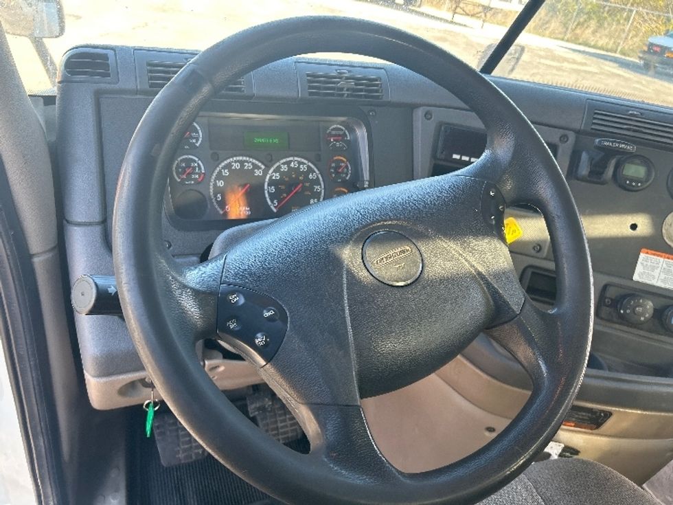 Day Cab Tractor-Heavy Duty Tractors-Freightliner-2018-Cascadia 12564ST-Wabash-IN-391,473\n\t\tmiles-$ 33,750 - Image 11