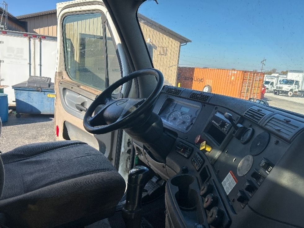 Day Cab Tractor-Heavy Duty Tractors-Freightliner-2018-Cascadia 12564ST-Wabash-IN-391,473\n\t\tmiles-$ 33,750 - Image 14