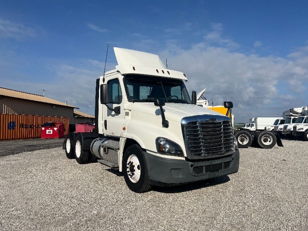 Day Cab Tractor-Heavy Duty Tractors-Freightliner-2018-Cascadia 12564ST-Wabash-IN-543,249\n\t\tmiles-$ 27,000 - Image 1