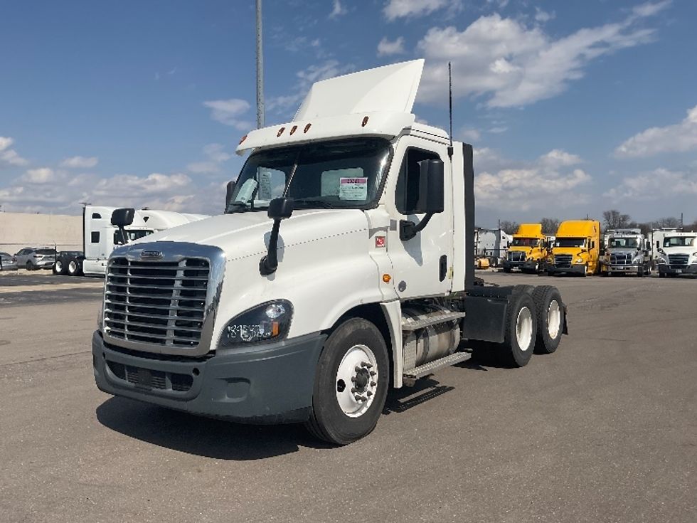 Day Cab Tractor-Heavy Duty Tractors-Freightliner-2018-Cascadia 12564ST-Warren-MI-326,330\n\t\tmiles-$ 42,500 - Image 1