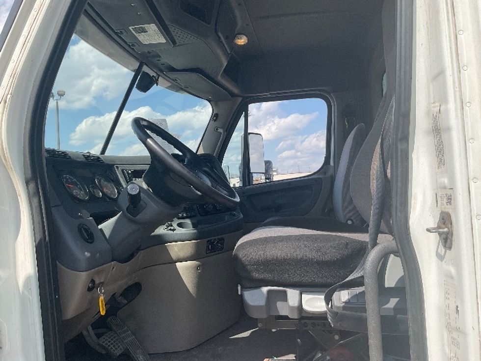 Day Cab Tractor-Heavy Duty Tractors-Freightliner-2018-Cascadia 12564ST-Warren-MI-326,330\n\t\tmiles-$ 42,500 - Image 10