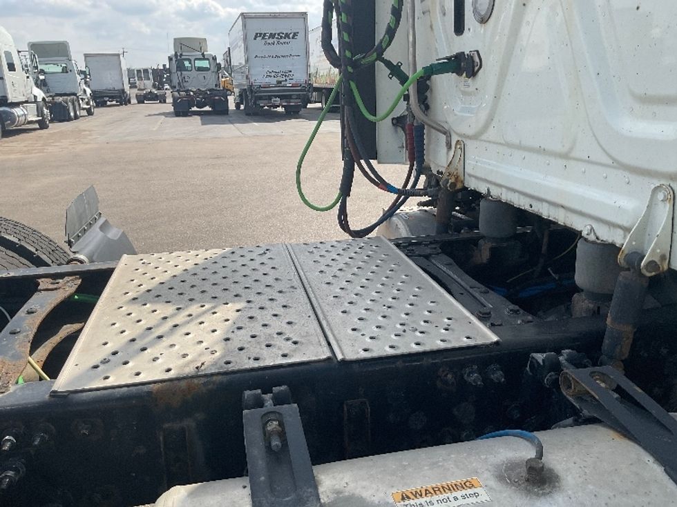 Day Cab Tractor-Heavy Duty Tractors-Freightliner-2018-Cascadia 12564ST-Warren-MI-326,330\n\t\tmiles-$ 42,500 - Image 19