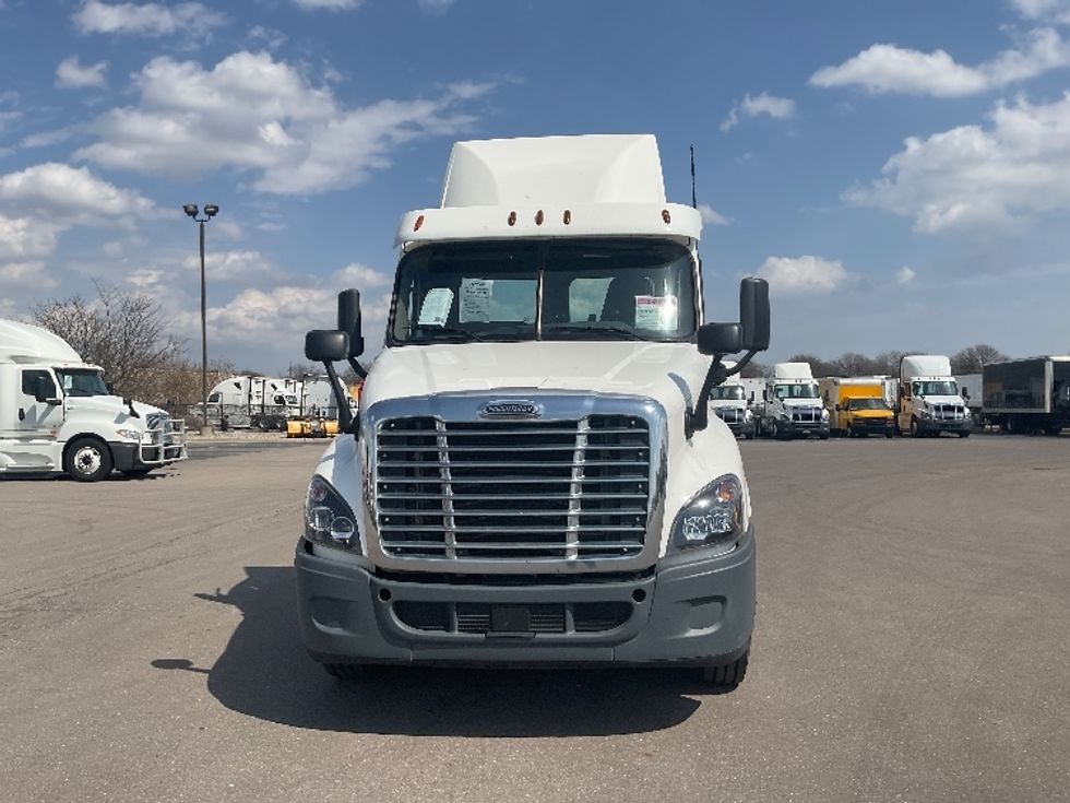 Day Cab Tractor-Heavy Duty Tractors-Freightliner-2018-Cascadia 12564ST-Warren-MI-326,330\n\t\tmiles-$ 42,500 - Image 2