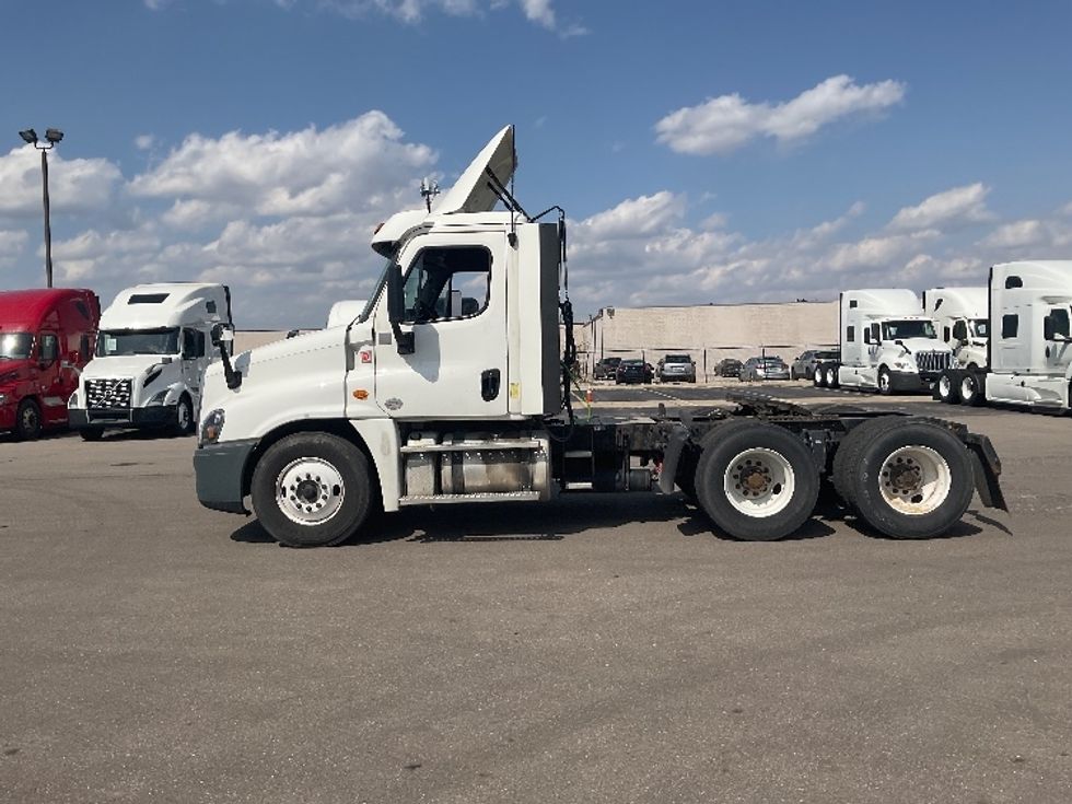 Day Cab Tractor-Heavy Duty Tractors-Freightliner-2018-Cascadia 12564ST-Warren-MI-326,330\n\t\tmiles-$ 42,500 - Image 4