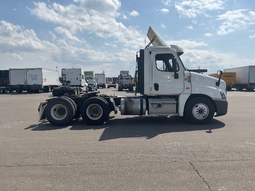 Day Cab Tractor-Heavy Duty Tractors-Freightliner-2018-Cascadia 12564ST-Warren-MI-326,330\n\t\tmiles-$ 42,500 - Image 8
