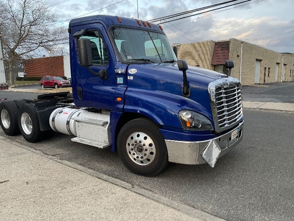 Day Cab Tractor-Heavy Duty Tractors-Freightliner-2018-Cascadia 12564ST-West Babylon-NY-187,823\n\t\tmiles-$ 45,250 - Image 1