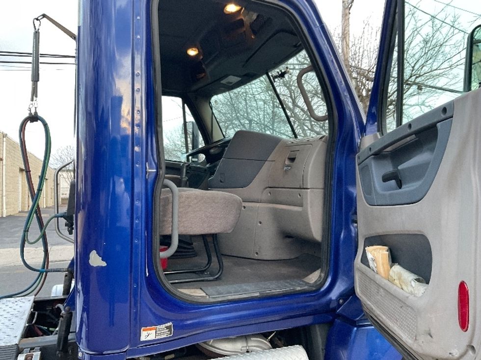 Day Cab Tractor-Heavy Duty Tractors-Freightliner-2018-Cascadia 12564ST-West Babylon-NY-187,823\n\t\tmiles-$ 45,250 - Image 12