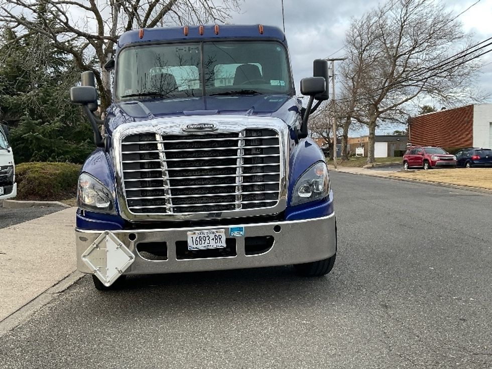 Day Cab Tractor-Heavy Duty Tractors-Freightliner-2018-Cascadia 12564ST-West Babylon-NY-187,823\n\t\tmiles-$ 45,250 - Image 2
