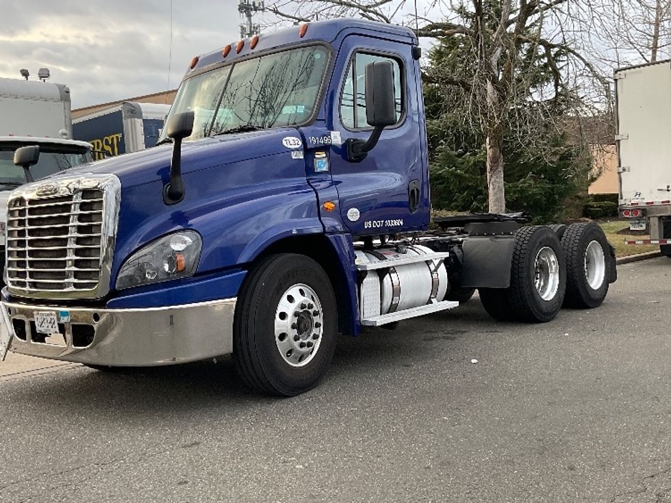 Day Cab Tractor-Heavy Duty Tractors-Freightliner-2018-Cascadia 12564ST-West Babylon-NY-187,823\n\t\tmiles-$ 45,250 - Image 3