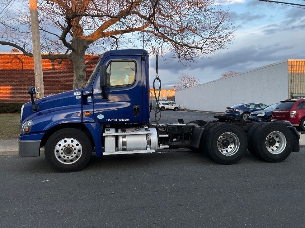 Day Cab Tractor-Heavy Duty Tractors-Freightliner-2018-Cascadia 12564ST-West Babylon-NY-187,823\n\t\tmiles-$ 45,250 - Image 4