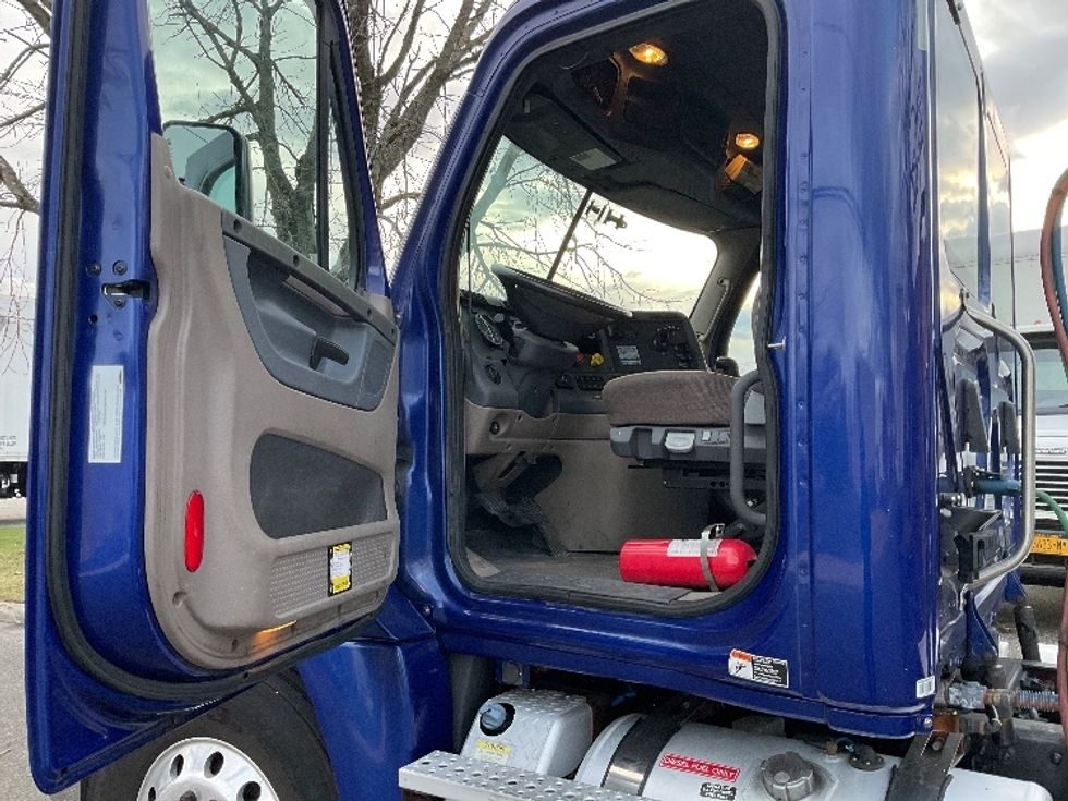 Day Cab Tractor-Heavy Duty Tractors-Freightliner-2018-Cascadia 12564ST-West Babylon-NY-187,823\n\t\tmiles-$ 45,250 - Image 9