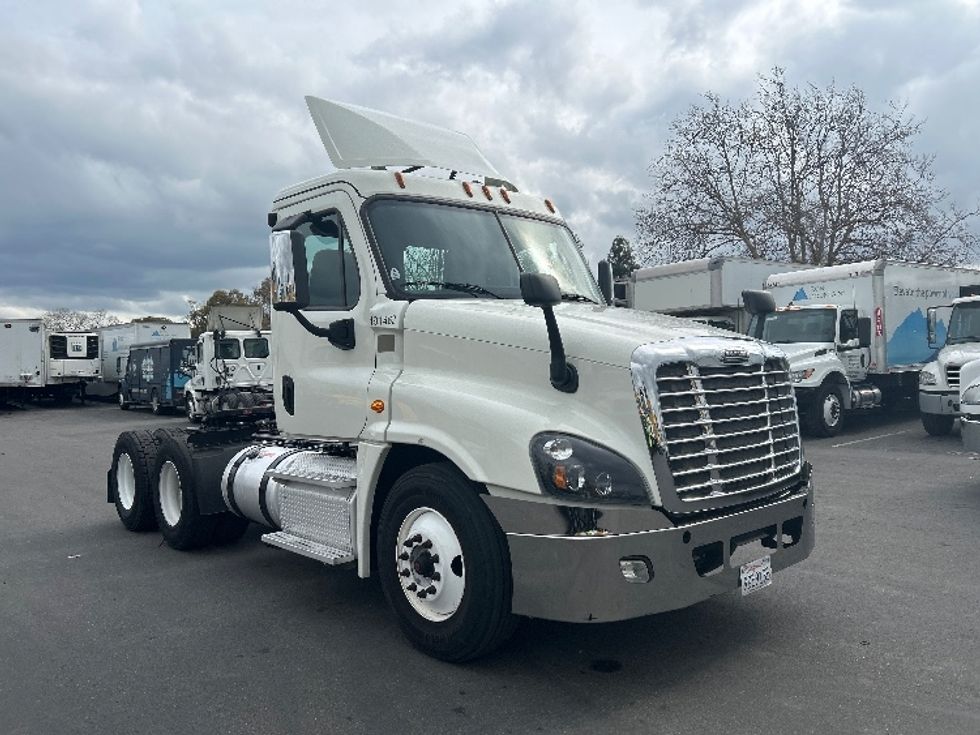 Day Cab Tractor-Heavy Duty Tractors-Freightliner-2018-Cascadia 12564ST-West Sacramento-CA-312,810\n\t\tmiles-$ 42,000 - Image 1