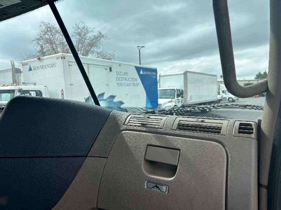 Day Cab Tractor-Heavy Duty Tractors-Freightliner-2018-Cascadia 12564ST-West Sacramento-CA-312,810\n\t\tmiles-$ 42,000 - Image 13