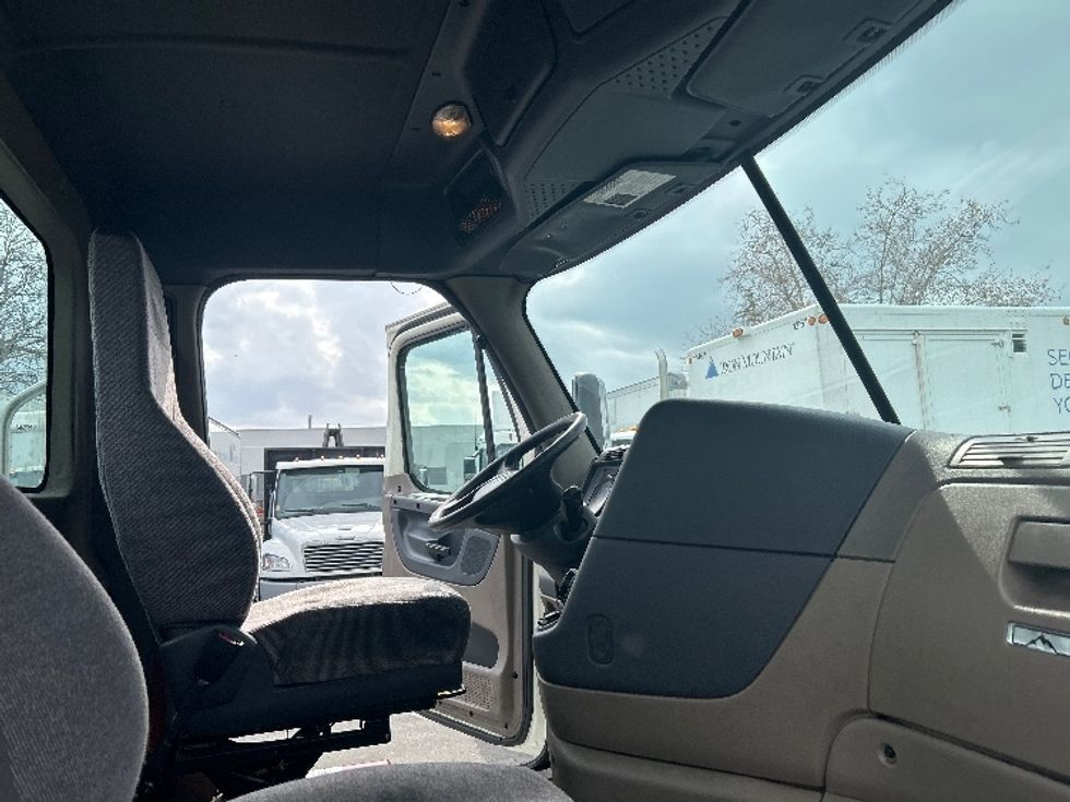 Day Cab Tractor-Heavy Duty Tractors-Freightliner-2018-Cascadia 12564ST-West Sacramento-CA-312,810\n\t\tmiles-$ 42,000 - Image 14