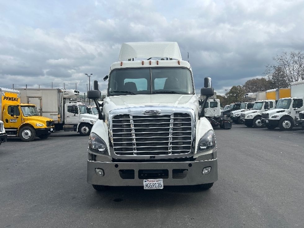 Day Cab Tractor-Heavy Duty Tractors-Freightliner-2018-Cascadia 12564ST-West Sacramento-CA-312,810\n\t\tmiles-$ 42,000 - Image 2