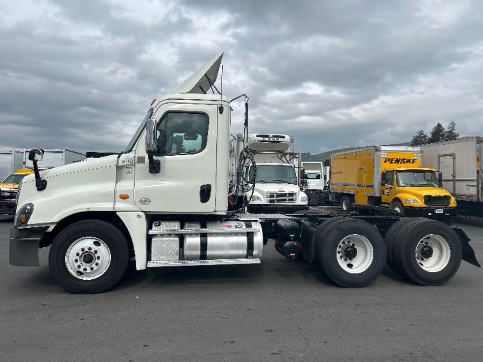 Day Cab Tractor-Heavy Duty Tractors-Freightliner-2018-Cascadia 12564ST-West Sacramento-CA-312,810\n\t\tmiles-$ 42,000 - Image 4