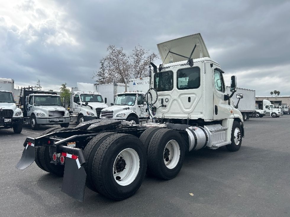 Day Cab Tractor-Heavy Duty Tractors-Freightliner-2018-Cascadia 12564ST-West Sacramento-CA-312,810\n\t\tmiles-$ 42,000 - Image 7
