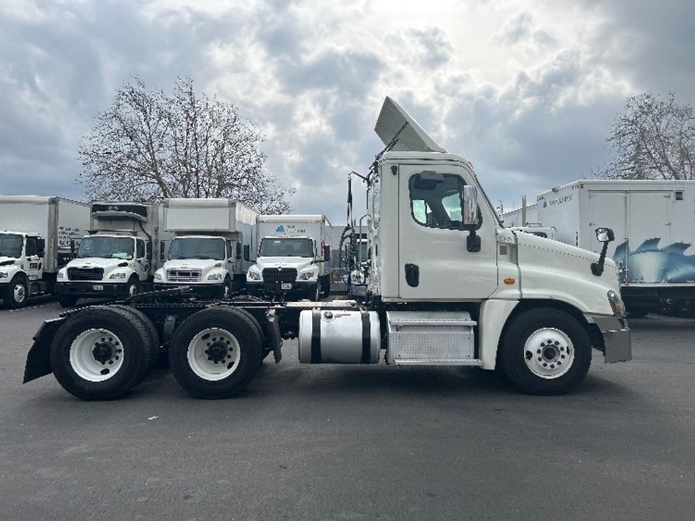 Day Cab Tractor-Heavy Duty Tractors-Freightliner-2018-Cascadia 12564ST-West Sacramento-CA-312,810\n\t\tmiles-$ 42,000 - Image 8