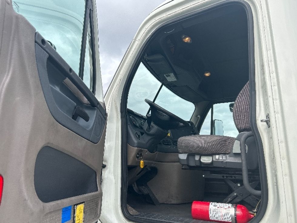 Day Cab Tractor-Heavy Duty Tractors-Freightliner-2018-Cascadia 12564ST-West Sacramento-CA-312,810\n\t\tmiles-$ 42,000 - Image 9