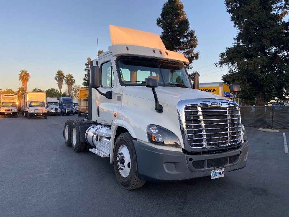 2018 Freightliner Cascadia 12564ST Day Cab Tractor