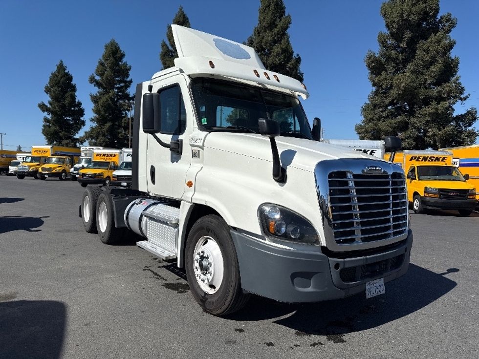 Day Cab Tractor-Heavy Duty Tractors-Freightliner-2018-Cascadia 12564ST-West Sacramento-CA-367,207\n\t\tmiles-$ 37,750 - Image 1