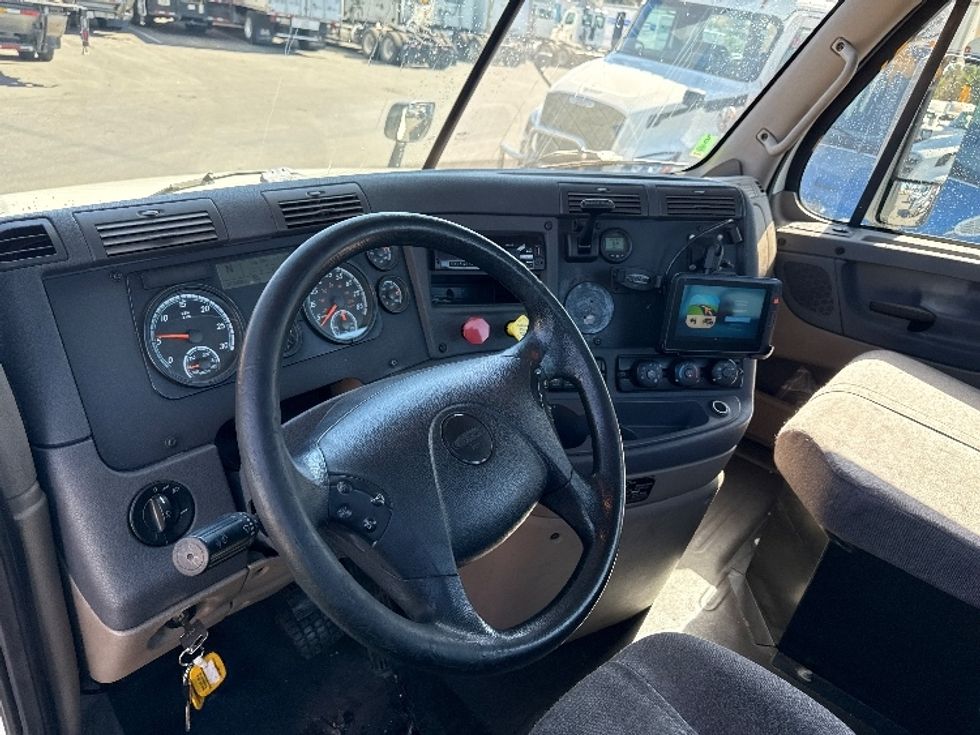 Day Cab Tractor-Heavy Duty Tractors-Freightliner-2018-Cascadia 12564ST-West Sacramento-CA-367,207\n\t\tmiles-$ 37,750 - Image 10