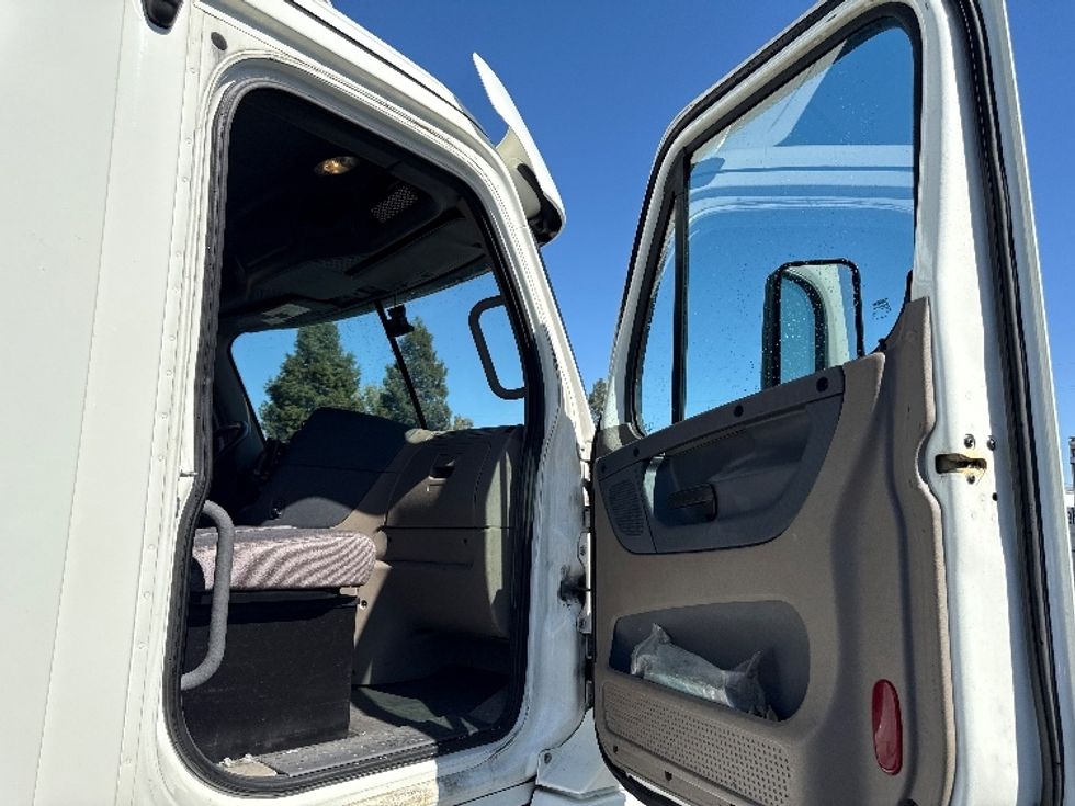 Day Cab Tractor-Heavy Duty Tractors-Freightliner-2018-Cascadia 12564ST-West Sacramento-CA-367,207\n\t\tmiles-$ 37,750 - Image 12