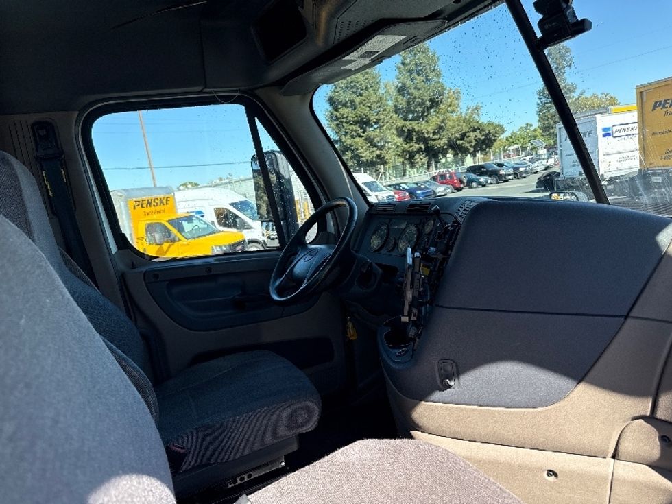 Day Cab Tractor-Heavy Duty Tractors-Freightliner-2018-Cascadia 12564ST-West Sacramento-CA-367,207\n\t\tmiles-$ 37,750 - Image 14