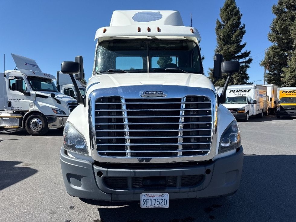 Day Cab Tractor-Heavy Duty Tractors-Freightliner-2018-Cascadia 12564ST-West Sacramento-CA-367,207\n\t\tmiles-$ 37,750 - Image 2