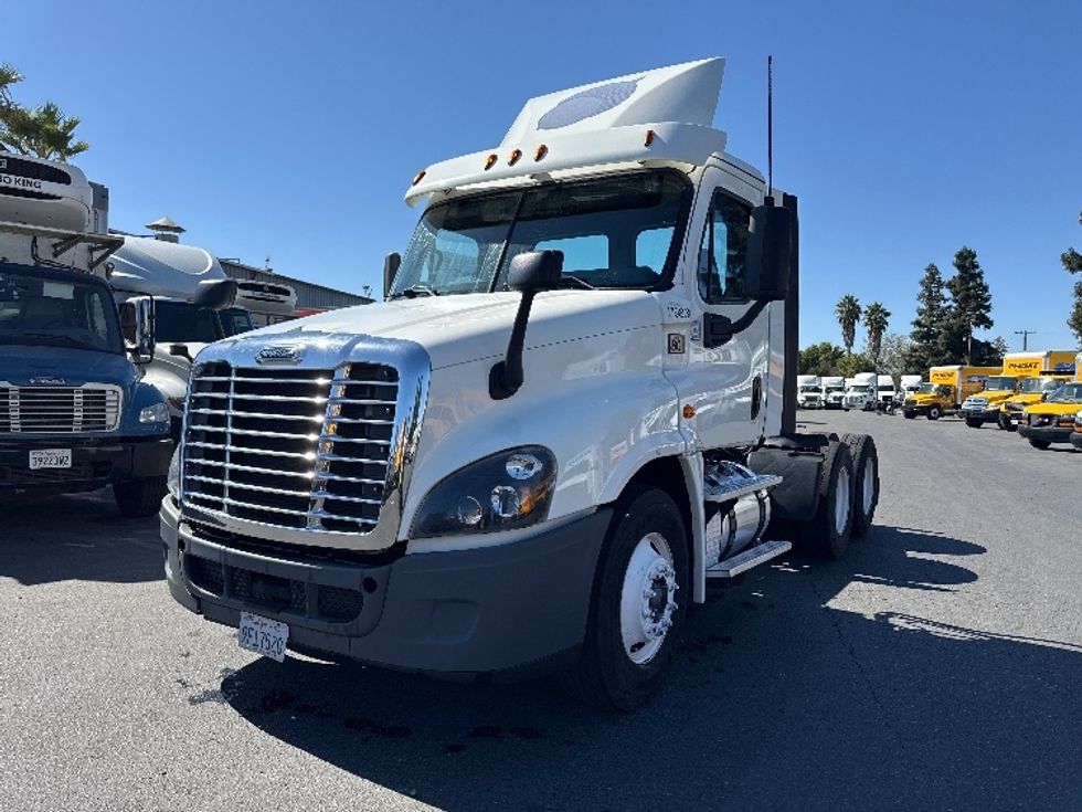 Day Cab Tractor-Heavy Duty Tractors-Freightliner-2018-Cascadia 12564ST-West Sacramento-CA-367,207\n\t\tmiles-$ 37,750 - Image 3