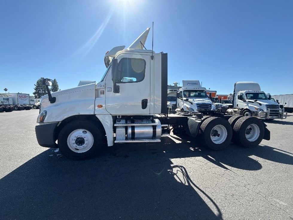 Day Cab Tractor-Heavy Duty Tractors-Freightliner-2018-Cascadia 12564ST-West Sacramento-CA-367,207\n\t\tmiles-$ 37,750 - Image 4