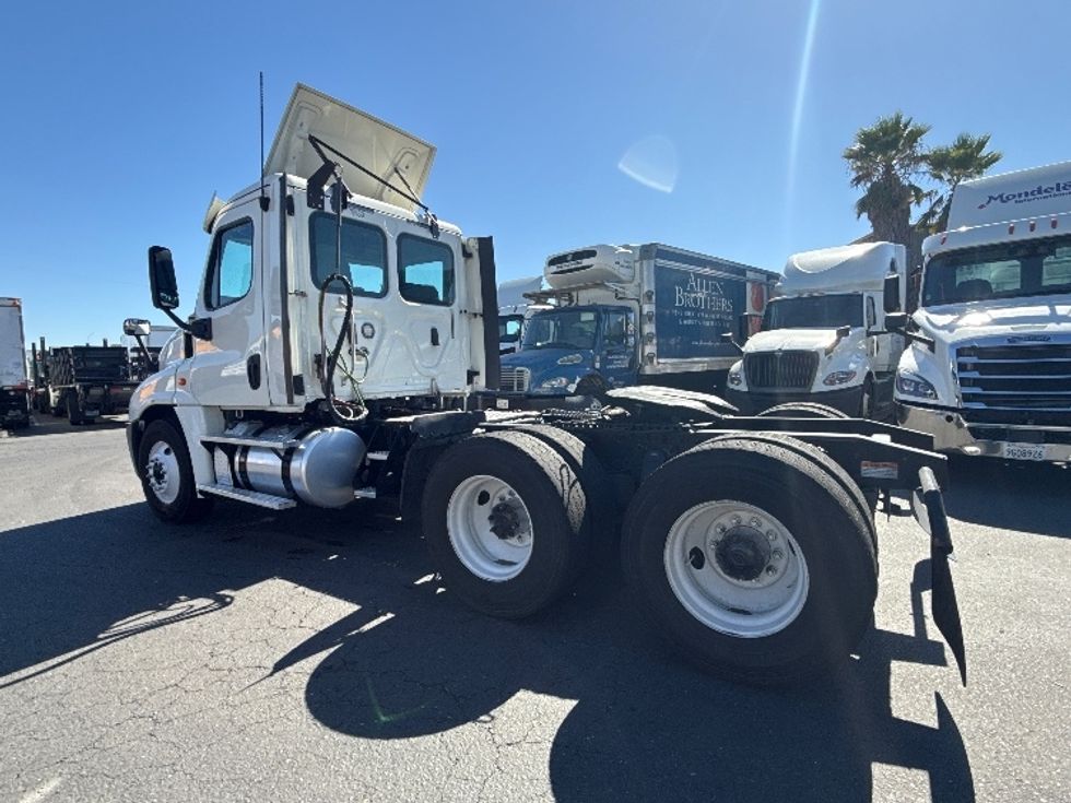 Day Cab Tractor-Heavy Duty Tractors-Freightliner-2018-Cascadia 12564ST-West Sacramento-CA-367,207\n\t\tmiles-$ 37,750 - Image 5