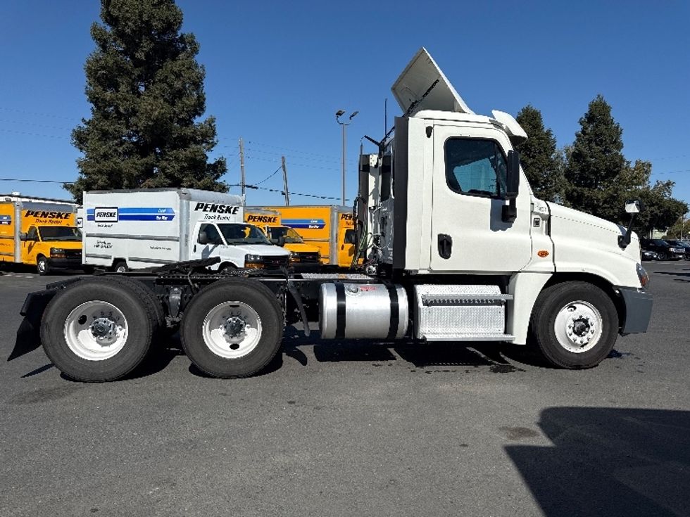 Day Cab Tractor-Heavy Duty Tractors-Freightliner-2018-Cascadia 12564ST-West Sacramento-CA-367,207\n\t\tmiles-$ 37,750 - Image 8