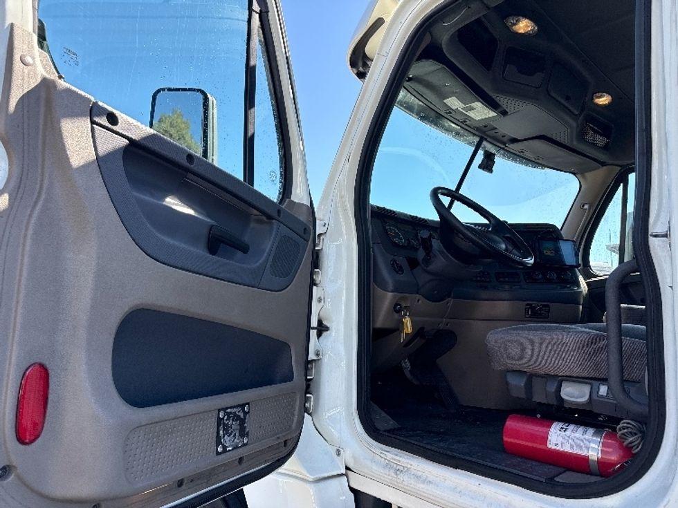 Day Cab Tractor-Heavy Duty Tractors-Freightliner-2018-Cascadia 12564ST-West Sacramento-CA-367,207\n\t\tmiles-$ 37,750 - Image 9