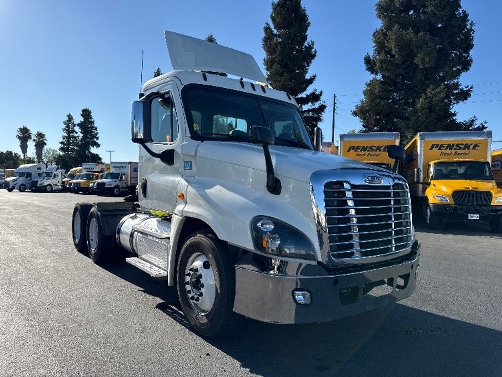 Day Cab Tractor-Heavy Duty Tractors-Freightliner-2018-Cascadia 12564ST-West Sacramento-CA-391,396\n\t\tmiles-$ 39,000 - Image 1
