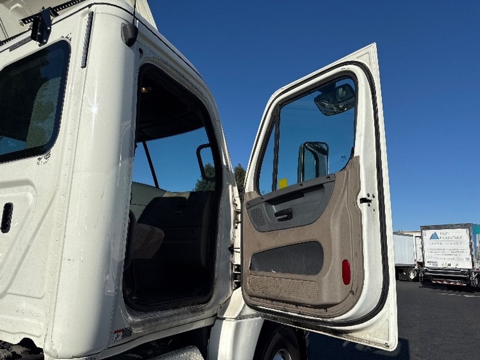 Day Cab Tractor-Heavy Duty Tractors-Freightliner-2018-Cascadia 12564ST-West Sacramento-CA-391,396\n\t\tmiles-$ 39,000 - Image 12