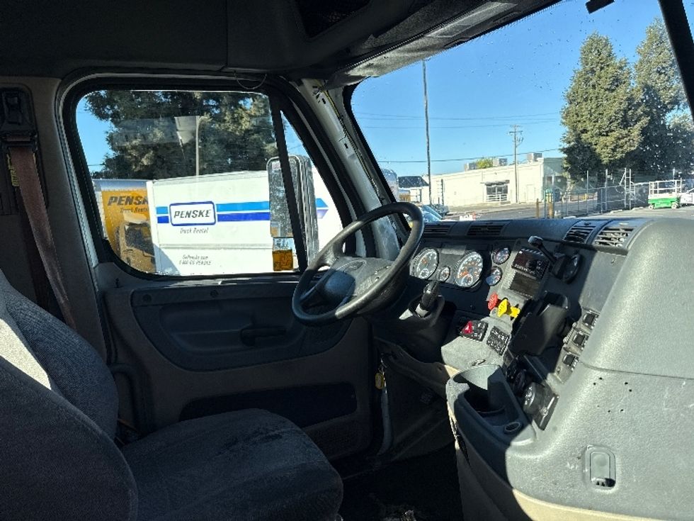 Day Cab Tractor-Heavy Duty Tractors-Freightliner-2018-Cascadia 12564ST-West Sacramento-CA-391,396\n\t\tmiles-$ 39,000 - Image 14