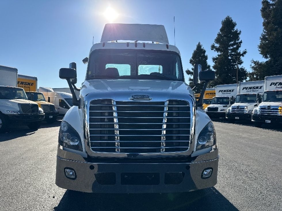 Day Cab Tractor-Heavy Duty Tractors-Freightliner-2018-Cascadia 12564ST-West Sacramento-CA-391,396\n\t\tmiles-$ 39,000 - Image 2