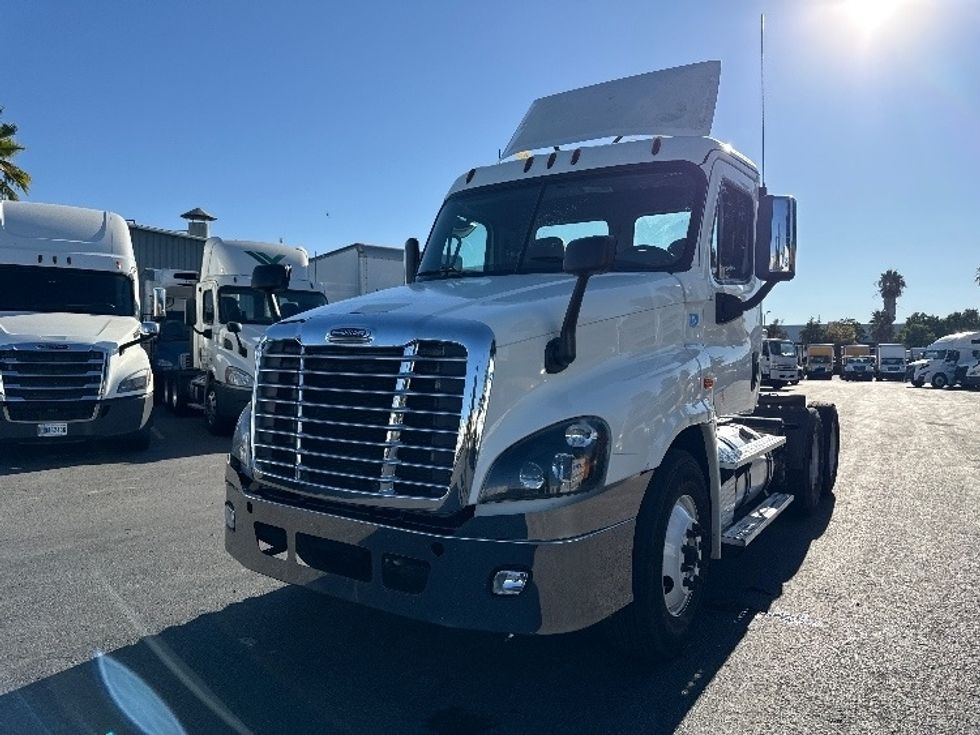 Day Cab Tractor-Heavy Duty Tractors-Freightliner-2018-Cascadia 12564ST-West Sacramento-CA-391,396\n\t\tmiles-$ 39,000 - Image 3
