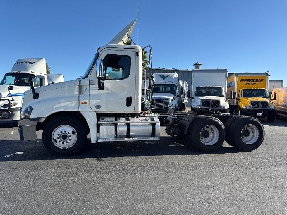 Day Cab Tractor-Heavy Duty Tractors-Freightliner-2018-Cascadia 12564ST-West Sacramento-CA-391,396\n\t\tmiles-$ 39,000 - Image 4