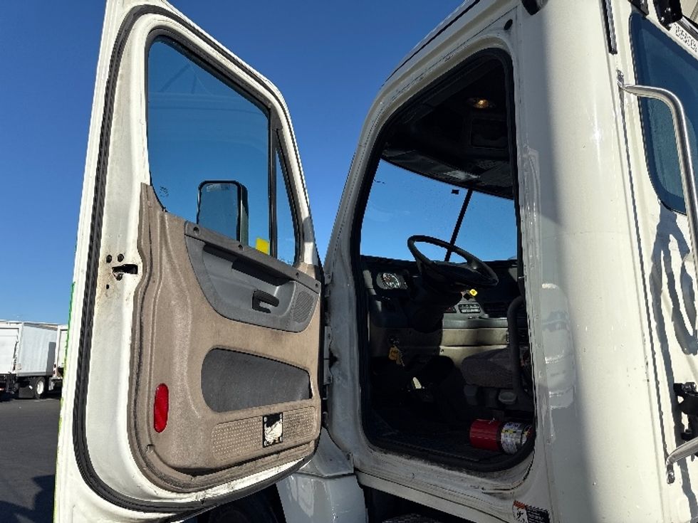 Day Cab Tractor-Heavy Duty Tractors-Freightliner-2018-Cascadia 12564ST-West Sacramento-CA-391,396\n\t\tmiles-$ 39,000 - Image 9