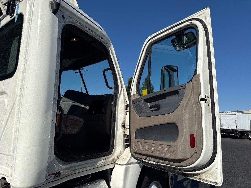 Day Cab Tractor-Heavy Duty Tractors-Freightliner-2018-Cascadia 12564ST-West Sacramento-CA-430,378\n\t\tmiles-$ 37,000 - Image 12
