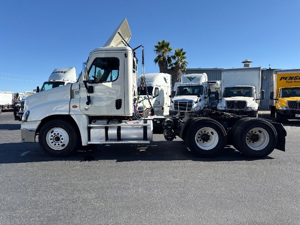 Day Cab Tractor-Heavy Duty Tractors-Freightliner-2018-Cascadia 12564ST-West Sacramento-CA-430,378\n\t\tmiles-$ 37,000 - Image 4