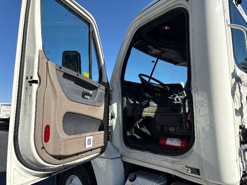 Day Cab Tractor-Heavy Duty Tractors-Freightliner-2018-Cascadia 12564ST-West Sacramento-CA-430,378\n\t\tmiles-$ 37,000 - Image 9