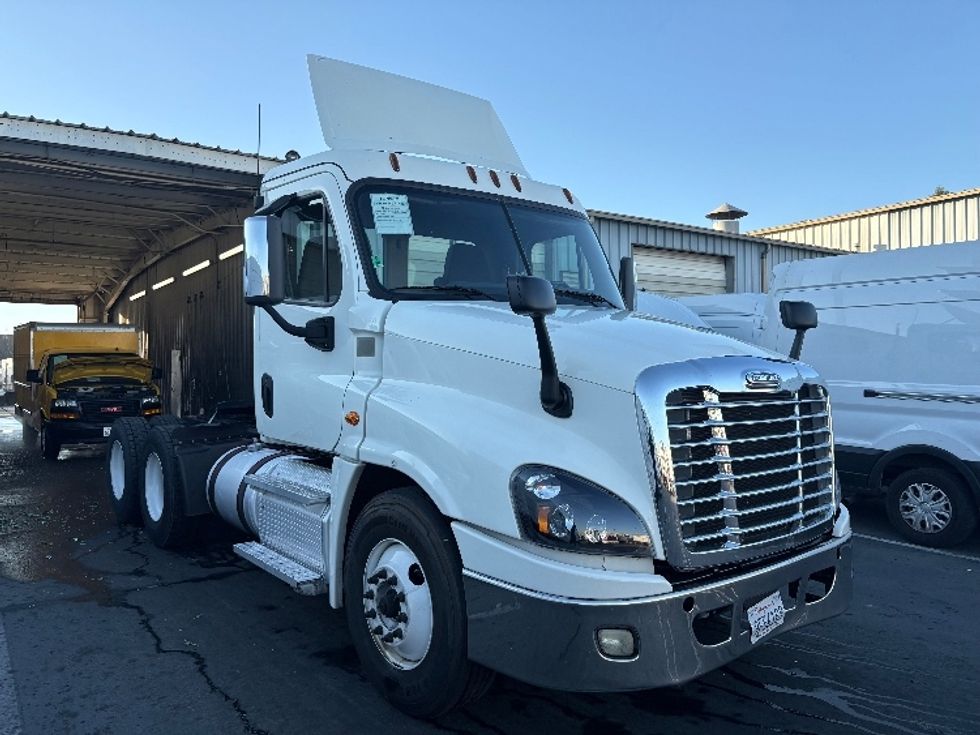 Day Cab Tractor-Heavy Duty Tractors-Freightliner-2018-Cascadia 12564ST-West Sacramento-CA-431,257\n\t\tmiles-$ 35,000 - Image 1