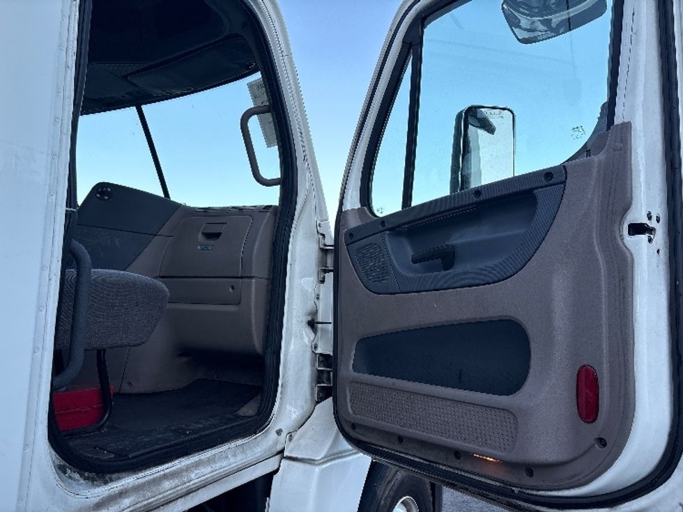 Day Cab Tractor-Heavy Duty Tractors-Freightliner-2018-Cascadia 12564ST-West Sacramento-CA-431,257\n\t\tmiles-$ 35,000 - Image 12