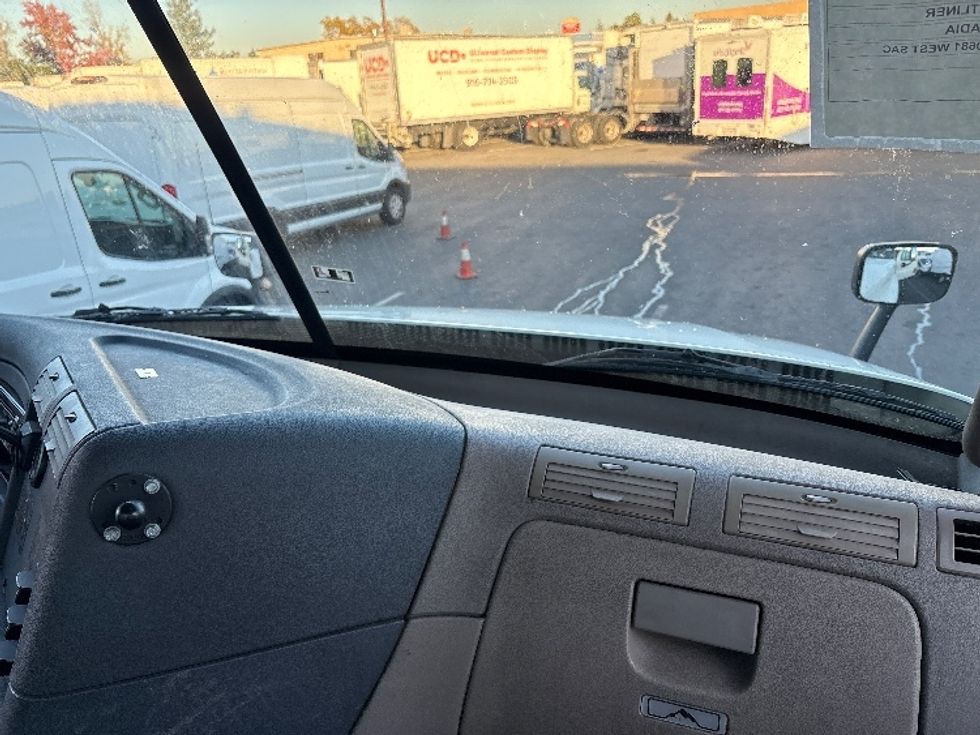 Day Cab Tractor-Heavy Duty Tractors-Freightliner-2018-Cascadia 12564ST-West Sacramento-CA-431,257\n\t\tmiles-$ 35,000 - Image 13