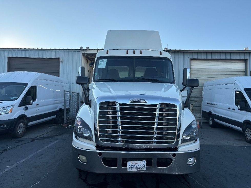 Day Cab Tractor-Heavy Duty Tractors-Freightliner-2018-Cascadia 12564ST-West Sacramento-CA-431,257\n\t\tmiles-$ 35,000 - Image 2