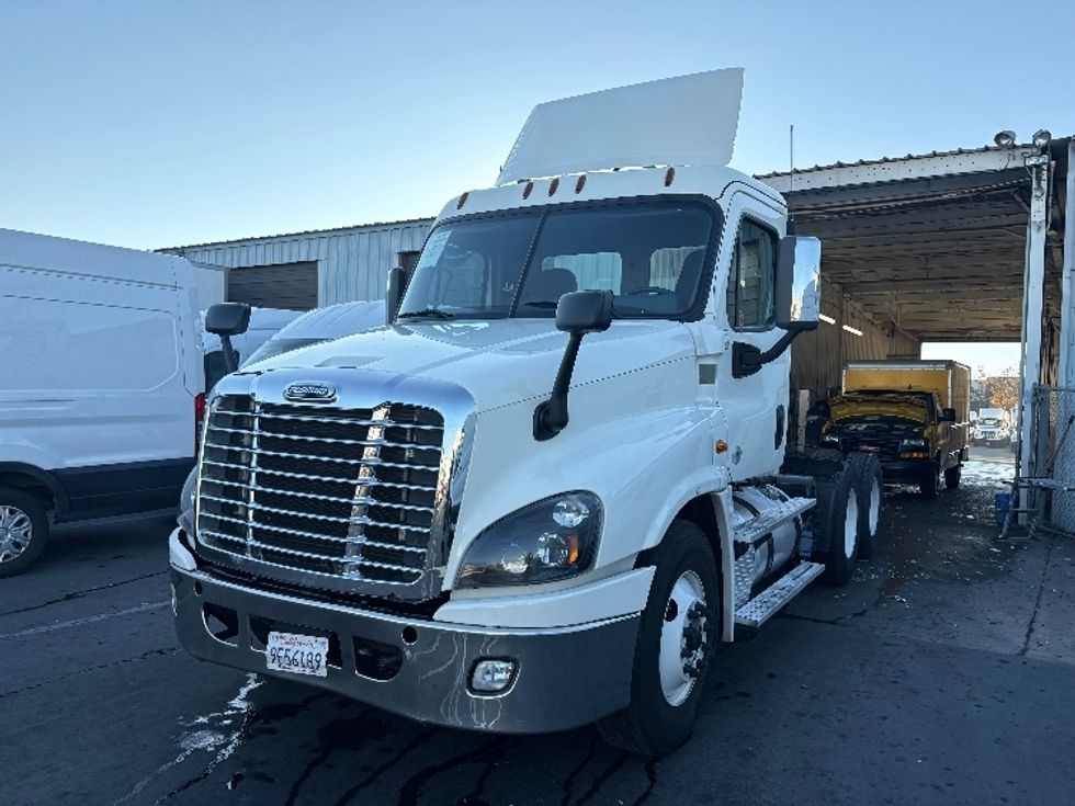 Day Cab Tractor-Heavy Duty Tractors-Freightliner-2018-Cascadia 12564ST-West Sacramento-CA-431,257\n\t\tmiles-$ 35,000 - Image 3